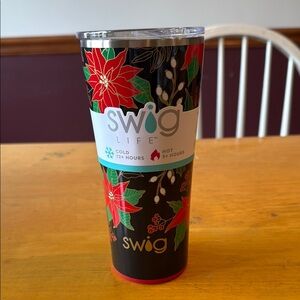 Swig Life hot/cold travel mug. Gorgeous poinsettia print. New with tag